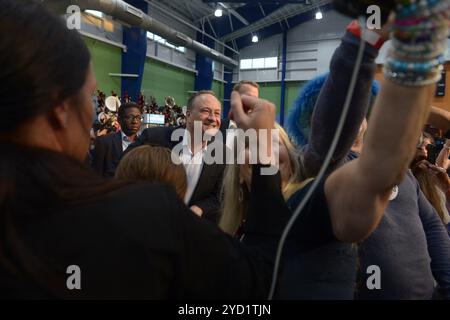 Hallandale Beach, Floride, États-Unis. 23 octobre 2024. Douglas Emhoff, second gentleman of United States of America, prend un selfie avec le participant après avoir pris la parole lors d'un rassemblement Get Out the Early vote au Austin Hepburn Center à OB Johnson Park & Recreation Center le 23 octobre 2024 à Hallandale Beach, Floride. Le vote anticipé a commencé dans la plupart des états, y compris la Floride cette semaine Oct. 26 à Nov. 2. Mais de nombreux comtés autorisent le vote anticipé plusieurs jours plus tôt et jusqu'au dimanche 3 novembre. Crédit : Mpi10/Media Punch/Alamy Live News Banque D'Images