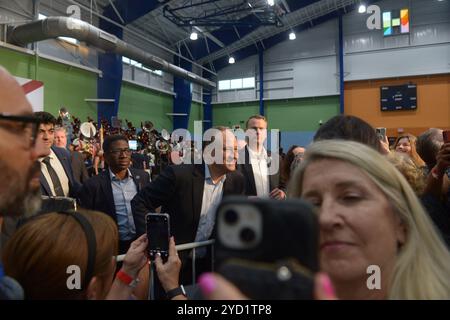 Hallandale Beach, Floride, États-Unis. 23 octobre 2024. Douglas Emhoff, second gentleman of United States of America, prend un selfie avec le participant après avoir pris la parole lors d'un rassemblement Get Out the Early vote au Austin Hepburn Center à OB Johnson Park & Recreation Center le 23 octobre 2024 à Hallandale Beach, Floride. Le vote anticipé a commencé dans la plupart des états, y compris la Floride cette semaine Oct. 26 à Nov. 2. Mais de nombreux comtés autorisent le vote anticipé plusieurs jours plus tôt et jusqu'au dimanche 3 novembre. Crédit : Mpi10/Media Punch/Alamy Live News Banque D'Images