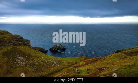 Vol au-dessus de la côte ouest irlandaise à Donegal - Une propriété côtière sereine entourée par les vastes collines Rolling Green Hills et natures Beauty Banque D'Images