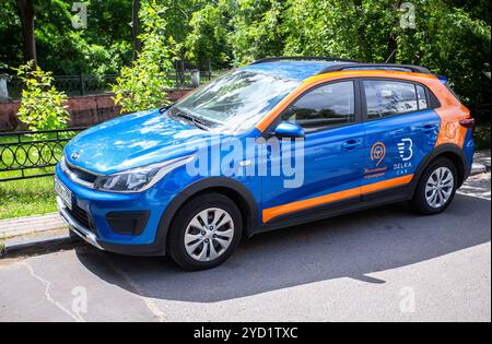 Autopartage Belka voiture Kia Rio hatchback garée Banque D'Images