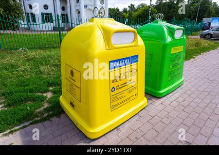 Moscou, Russie - le 10 juillet 2019 : séparation bin selon type de déchets. Des poubelles distinctes on city street Banque D'Images