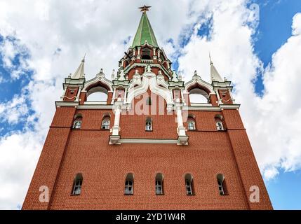 Vue de la tour Borovitskaya du Kremlin de Moscou sur un ciel nuageux. Attractions de Moscou de l'Organisation mondiale du tourisme Banque D'Images