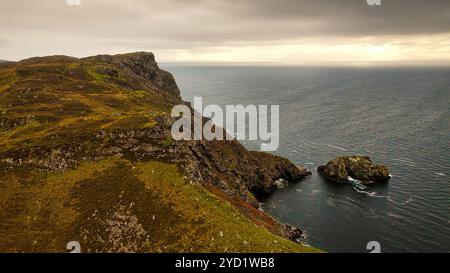 Vol au-dessus de la côte ouest irlandaise à Donegal - Une propriété côtière sereine entourée par les vastes collines Rolling Green Hills et natures Beauty Banque D'Images