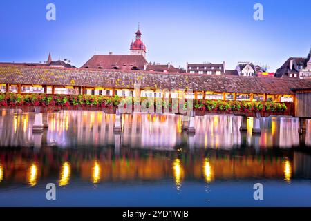 Pont en bois historique de Kapellbrucke à Lucerne et les monuments du front de mer vue de l'aube Banque D'Images