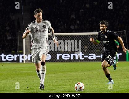 Bakou, Azerbaïdjan. 24 octobre 2024. Wout Weghorst (l) de l'Ajax affronte Badavi Huseynov de Qarabag lors d'un match de l'UEFA Europa League entre Qarabag et Ajax à Bakou, Azerbaïdjan, 24 octobre 2024. Crédit : Tofik Babayev/Xinhua/Alamy Live News Banque D'Images