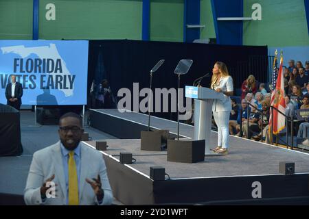 Hallandale Beach, Floride, États-Unis. 23 octobre 2024. Sheila Cherflius-McCormick (d-FL-20), membre du Congrès américain, prend la parole lors du rassemblement Get Out the Early vote au Austin Hepburn Center au OB Johnson Park & Recreation Center le 23 octobre 2024 à Hallandale Beach, en Floride. Le vote anticipé a commencé dans la plupart des états, y compris la Floride cette semaine Oct. 26 à Nov. 2. Mais de nombreux comtés autorisent le vote anticipé plusieurs jours plus tôt et jusqu'au dimanche 3 novembre. Crédit : Mpi10/Media Punch/Alamy Live News Banque D'Images