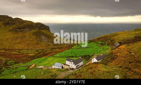 Vol au-dessus de la côte ouest irlandaise à Donegal - Une propriété côtière sereine entourée par les vastes collines Rolling Green Hills et natures Beauty Banque D'Images