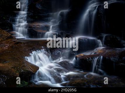 Ruisseau montagneux en cascade au-dessus des rochers Banque D'Images