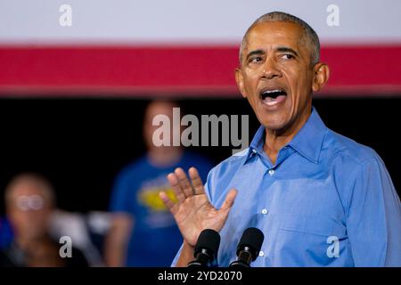 Clarkston, États-Unis. 24 octobre 2024. L’ancien président Barack Obama s’exprime lors d’un rassemblement de campagne avec le vice-président et candidat démocrate Kamala Harris au stade James R Hallford à Clarkston, en Géorgie, le jeudi 24 octobre 2024. Photo de Bonnie Cash/UPI crédit : UPI/Alamy Live News Banque D'Images