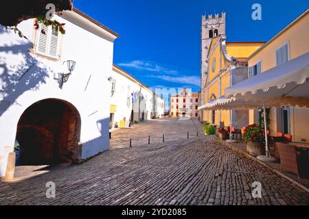 Motovun. Place principale en pierre et église dans la ville historique de Motovun Banque D'Images