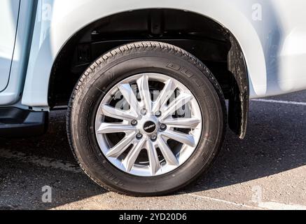 Roue de voiture Isuzu de disque en alliage léger avec pneu Bridgestone Banque D'Images