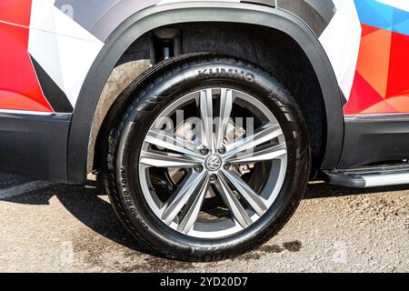 Roue de voiture Volkswagen de disque en alliage léger avec pneu Kumho Banque D'Images