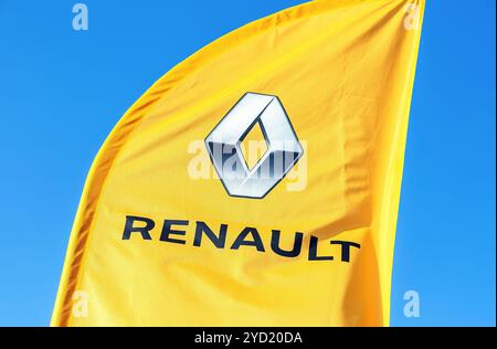 Drapeau de la concession Renault contre le ciel bleu Banque D'Images