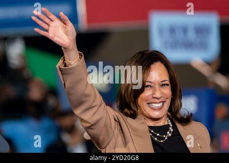 Clarkston, États-Unis. 24 octobre 2024. Kamala Harris, vice-présidente et candidate démocrate à la présidence, fait des vagues lors d'un rassemblement de campagne avec l'ancien président Barack Obama au stade James R Hallford à Clarkston, en Géorgie, le jeudi 24 octobre 2024. Photo de Bonnie Cash/UPI crédit : UPI/Alamy Live News Banque D'Images