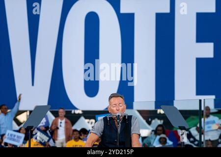 Clarkston, États-Unis. 24 octobre 2024. L'auteur-compositeur Bruce Springsteen préforme lors d'un rassemblement de campagne pour le vice-président et candidat démocrate à la présidence Kamala Harris au stade James R Hallford à Clarkston, en Géorgie, le jeudi 24 octobre 2024. Photo de Bonnie Cash/UPI crédit : UPI/Alamy Live News Banque D'Images