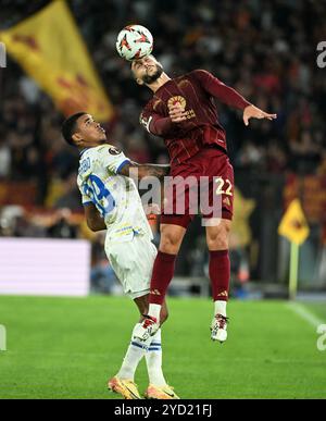 Rome, Italie. 24 octobre 2024. Mario Hermoso de Roma affronte Eduardo Guerrero de Dynamo Kiev lors du match de l'UEFA Europa League entre Roma et Dynamo Kiev à Rome, Italie, 24 octobre 2024. Crédit : Augusto Casasoli/Xinhua/Alamy Live News Banque D'Images