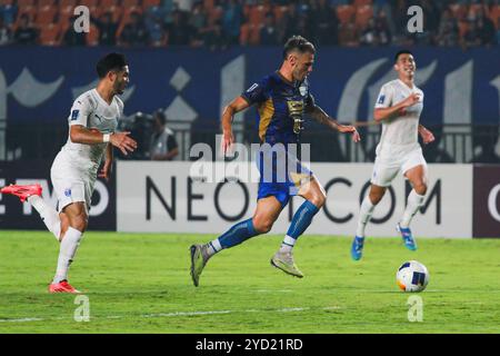 Bandung, Indonésie. 24 octobre 2024. C) Tyronne Gustavo du Persib Bandung, vue en action lors du match de football de la Ligue des champions 2 de l'AFC entre le Lion City Sailors FC et le Persib Bandung FC au si Jalak Harupat Stadium. Score final : Lion City Sailors 1 : 1 Persib Bandung. Crédit : SOPA images Limited/Alamy Live News Banque D'Images