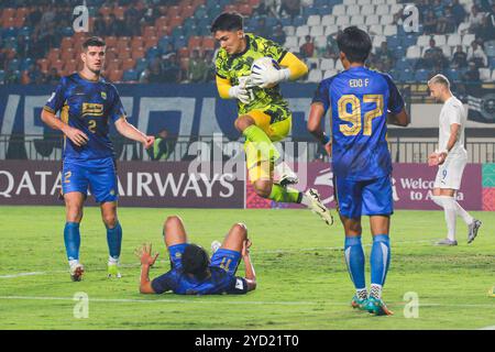 Bandung, Indonésie. 24 octobre 2024. C) Kevin Ray Mendoza, du Persib Bandung, vu en action lors du match de football de la Ligue des Champions Two de l'AFC entre le Lion City Sailors FC et le Persib Bandung FC au si Jalak Harupat Stadium. Score final : Lion City Sailors 1 : 1 Persib Bandung. Crédit : SOPA images Limited/Alamy Live News Banque D'Images