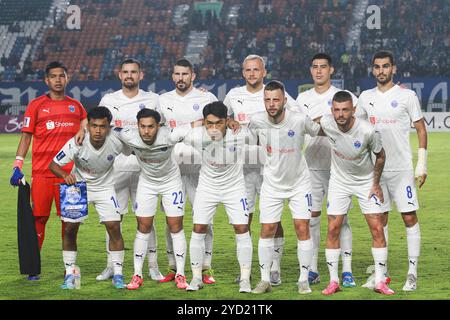 Bandung, Indonésie. 24 octobre 2024. Les marins du Lion City s'alignent lors du match de football de la Ligue des champions 2 de l'AFC entre le Lion City Sailors FC et le Persib Bandung FC au si Jalak Harupat Stadium. Score final : Lion City Sailors 1 : 1 Persib Bandung. Crédit : SOPA images Limited/Alamy Live News Banque D'Images