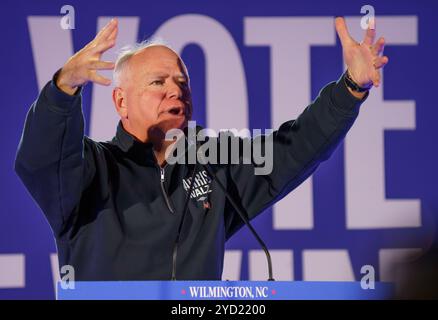 Le candidat à la vice-présidence DES ÉTATS-UNIS et gouverneur du Minnesota Tim Walz fait campagne à Wilmington, en Caroline du Nord ; un important État balancier pour les démocrates. Banque D'Images