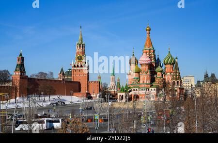 MOSCOU, RUSSIE - 13 MARS 2024. Vue sur la place Rouge, les tours du Kremlin médiéval et la cathédrale de Basil Banque D'Images