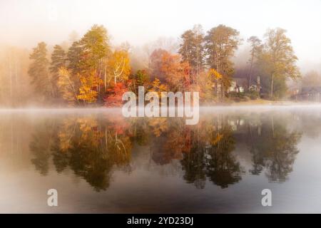 Matin d'automne brumeux sur Straus Lake - Brevard, Caroline du Nord, États-Unis Banque D'Images