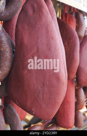 Produits de charcuterie suspendus disponibles à l'achat au marché local pour tous les consommateurs Banque D'Images