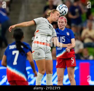 Austin, Texas, États-Unis. 24 octobre 2024. L'attaquante islandaise Dilja Yr Zomers (9 ans) est en tête du ballon face à la défenseuse américaine Jenna Nighswonger (5 ans) lors d'un match de football international amical le 24 octobre 2024 à Austin, au Texas. Les États-Unis ont gagné, 3-1. (Crédit image : © Scott Coleman/ZUMA Press Wire) USAGE ÉDITORIAL SEULEMENT! Non destiné à UN USAGE commercial ! Banque D'Images