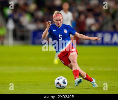 Austin, Texas, États-Unis. 24 octobre 2024. La défenseuse américaine Jenna Nighswonger (5 ans) déplace le ballon lors d'un match de football international amical entre l'équipe nationale féminine des États-Unis et l'Islande le 24 octobre 2024 à Austin, Texas. Les États-Unis ont gagné, 3-1. (Crédit image : © Scott Coleman/ZUMA Press Wire) USAGE ÉDITORIAL SEULEMENT! Non destiné à UN USAGE commercial ! Banque D'Images