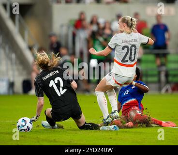 Austin, Texas, États-Unis. 24 octobre 2024. L’attaquant américain Jaedyn Shaw (15 ans) glisse un ballon devant la gardienne islandaise Telma Ivarsdottir (12 ans) et la défenseuse Guony Arnadottir (20 ans) pour un but à la 85e minute lors d’un match de football amical international le 24 octobre 2024 à Austin, au Texas. Les États-Unis ont gagné, 3-1. (Crédit image : © Scott Coleman/ZUMA Press Wire) USAGE ÉDITORIAL SEULEMENT! Non destiné à UN USAGE commercial ! Banque D'Images