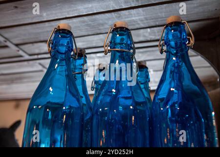 Bouteilles en verre dans la boutique d'articles de maison Banque D'Images