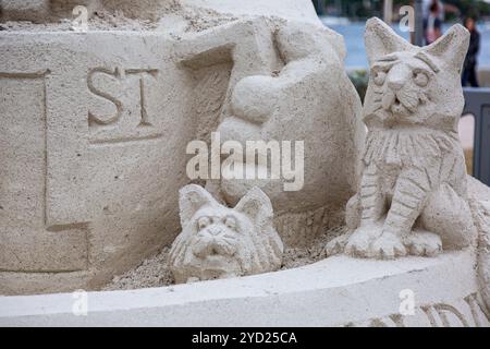 Une sculpture de sable de Mark Mason et Team Sandtastic représentant deux chats à West Palm Beach, Floride, États-Unis. Banque D'Images