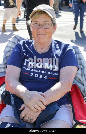 Une femme porte une chemise de soutien Trump lors d'un événement 2nd Amendment/Right to Keep & Bear Arms au Wesley Bolin Memorial Plaza à Phoenix, Arizona. Banque D'Images