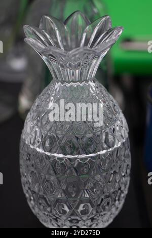 Récipient en cristal d'ananas exposé Banque D'Images