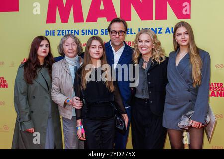 Première - Alter Weisser Mann Didem Fidancan, Brigitte Liefers-Wähner, Lilly Anna Sophia Liefers, Jan Josef Liefers, Anna Loos und Polina Liefers BEI der Premiere zu Alter Weisser Mann im Zoo Palast AM 24.10.2024 à Berlin. *** Première Alter Weisser Mann Didem Fidancan, Brigitte Liefers Wähner, Lilly Anna Sophia Liefers, Jan Josef Liefers, Anna Loos et Polina Liefers lors de la première de Alter Weisser Mann au Zoo Palast le 24 10 2024 à Berlin Copyright : xEventpressxKochanx Banque D'Images