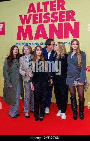 Première - Alter Weisser Mann Didem Fidancan, Brigitte Liefers-Wähner, Lilly Anna Sophia Liefers, Jan Josef Liefers, Anna Loos und Polina Liefers BEI der Premiere zu Alter Weisser Mann im Zoo Palast AM 24.10.2024 à Berlin. *** Première Alter Weisser Mann Didem Fidancan, Brigitte Liefers Wähner, Lilly Anna Sophia Liefers, Jan Josef Liefers, Anna Loos et Polina Liefers lors de la première de Alter Weisser Mann au Zoo Palast le 24 10 2024 à Berlin Copyright : xEventpressxKochanx Banque D'Images