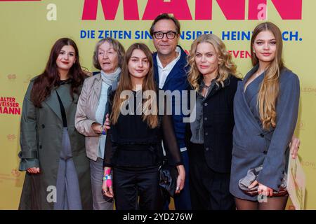 Première - Alter Weisser Mann Didem Fidancan, Brigitte Liefers-Wähner, Lilly Anna Sophia Liefers, Jan Josef Liefers, Anna Loos und Polina Liefers BEI der Premiere zu Alter Weisser Mann im Zoo Palast AM 24.10.2024 à Berlin. *** Première Alter Weisser Mann Didem Fidancan, Brigitte Liefers Wähner, Lilly Anna Sophia Liefers, Jan Josef Liefers, Anna Loos et Polina Liefers lors de la première de Alter Weisser Mann au Zoo Palast le 24 10 2024 à Berlin Copyright : xEventpressxKochanx Banque D'Images