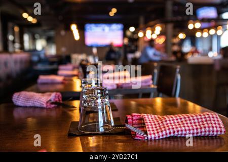 Tables pour le service en soirée dans un pub. Banque D'Images