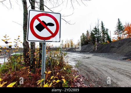 Ne jetez pas les panneaux routiers blancs et rouges devant un chantier de construction Banque D'Images