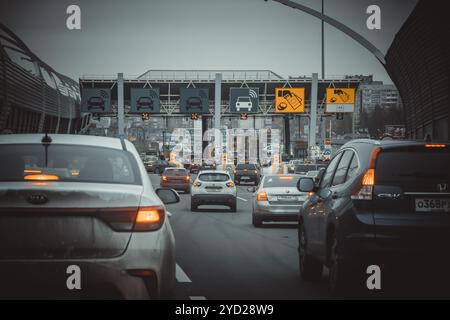 Autoroute à péage. Route motorisée. Diamètre de vitesse. Russie, Saint-Pétersbourg 02 novembre 2019 ZSD Banque D'Images