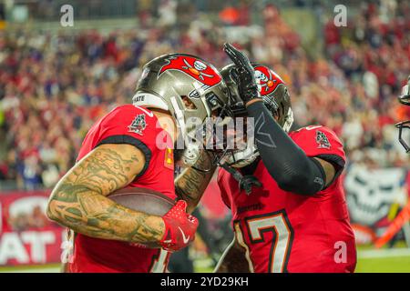 Tampa Bay, Floride, États-Unis, 21 octobre 2024, le récepteur large Mike Evans #13 et Sterling Shepard #17 des Buccaneers de Tampa Bay célèbrent après le touchdown AT Banque D'Images