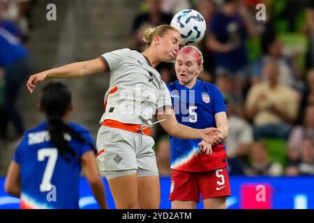 L'attaquant islandais Dilja Yr Zomers (9) prend la tête du ballon sur la défenseuse américaine Jenna Nighswonger (5) Banque D'Images