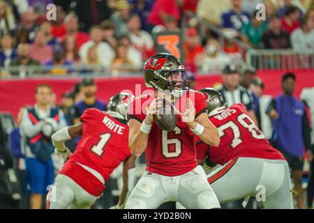 Tampa Bay, Floride, États-Unis, 21 octobre 2024, le quarterback Baker Mayfield #6 des Buccaneers de Tampa Bay prépare un touchdown au Raymond James Stadium. (P Banque D'Images