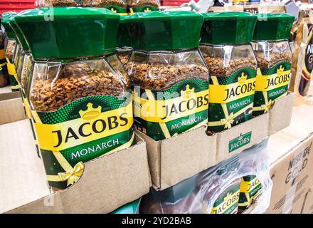 Samara, Russie - 30 novembre 2019 : Café Jacobs Monarch sur les tablettes à l'épicerie Banque D'Images