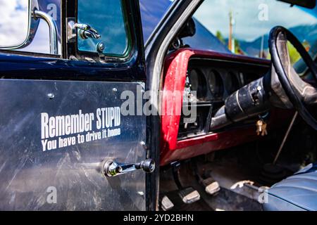 Vieille voiture antique avec une citation sur la porte ouverte, n'oubliez pas de stupide vous avez à conduire à la maison, un style intérieur poussiéreux, Planche de bord, volant de direction Banque D'Images