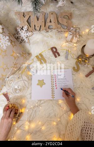 Rédaction d'une liste de courses de Noël Banque D'Images