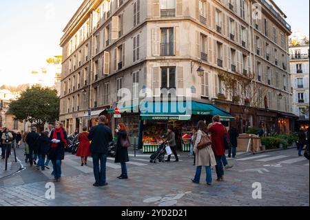 Paris, France, foule, scène de rue animée, quartier du Marais, logements, bâtiments Banque D'Images