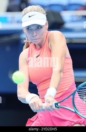 Tokyo, Japon. 25 octobre 2024. La Britannique Katie Boulter retourne la balle contre Bianca Andreescu, du Canada, lors du match quart de finale du tournoi de tennis panpacifique Toray au Colisée Ariake à Tokyo le vendredi 25 octobre 2024. Boulter a battu Andreescu. (Photo de Yoshio Tsunoda/AFLO) Banque D'Images