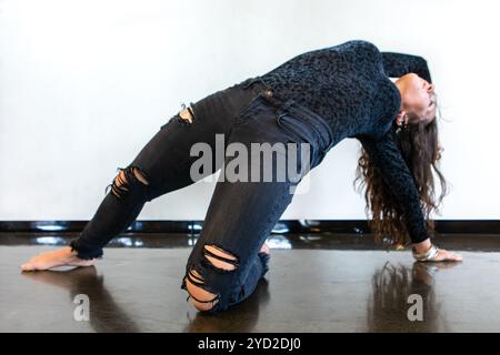 Femme en bonne santé pendant le cours de yoga fluide Banque D'Images