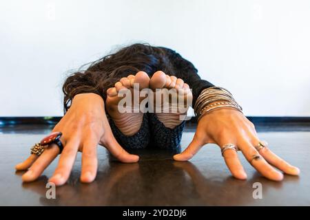 Femme en bonne santé pendant le cours de yoga fluide Banque D'Images